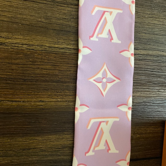 Louis Vuitton Scarf - Picture 3 of 4